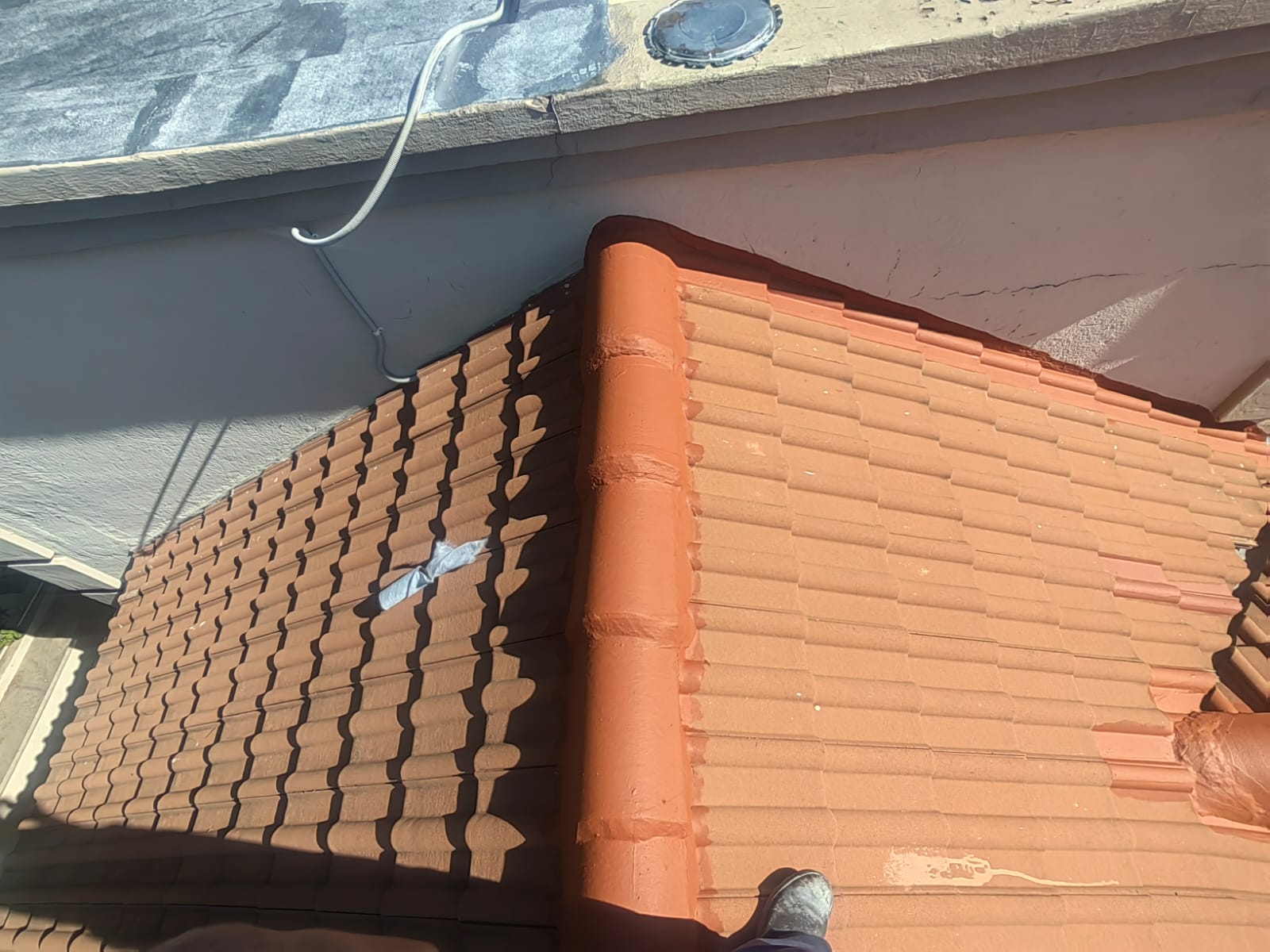 Re-coated terracotta roof tiles